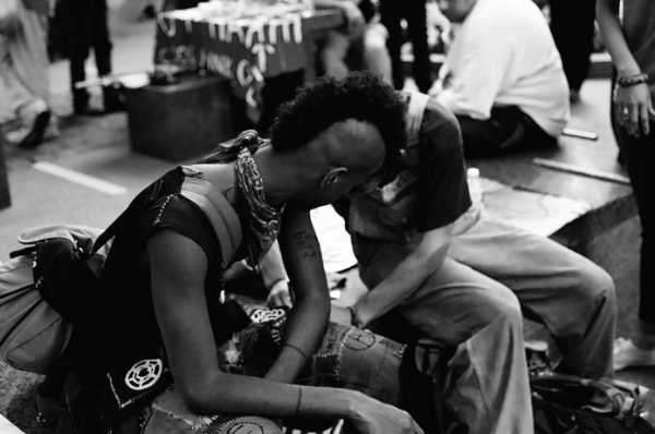 📷 انتخاب عکسهای خیابانی رنگی یا سیاه و سفید؟