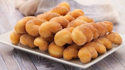 دونات پیچی یک شیرینی خوشمزه دونات پیچی یک شیرینی خوشمزه