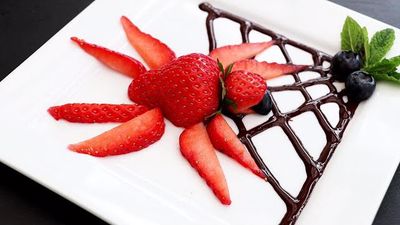 ایدههای تزیین بشقاب با توت فرنگی و شکلات ایدههای تزیین بشقاب با توت فرنگی و شکلات